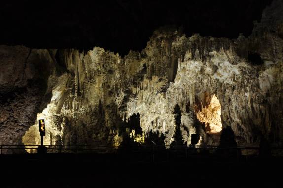 O belíssimo e enorme salão principal da caverna em Carlsbad Caverns National Park, no sul do Novo México, nos Estados Unidos